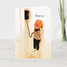 Kleines Mädchen, das an einem alten schwarzen