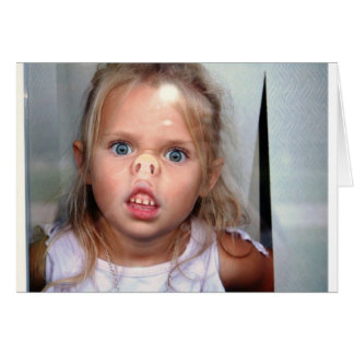 Kleines Mädchen, das ihr die Nase gegen ein Fenste