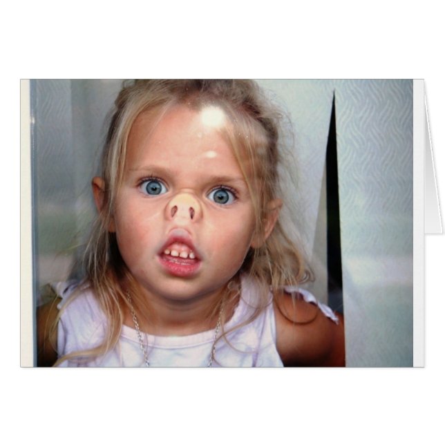 Kleines Mädchen, das ihr die Nase gegen ein Fenste (Vorderseite (Horizontal))