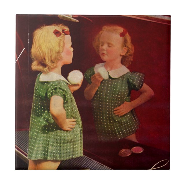 Kleines Mädchen der 30er Jahre, das in den Spiegel Fliese (Vorderseite)