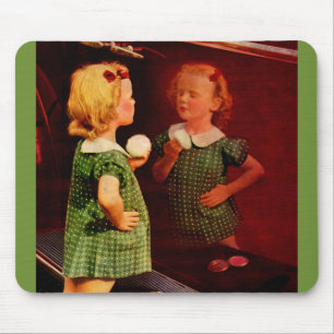 Kleines Mädchen der 30er Jahre, das in den Spiegel Mousepad