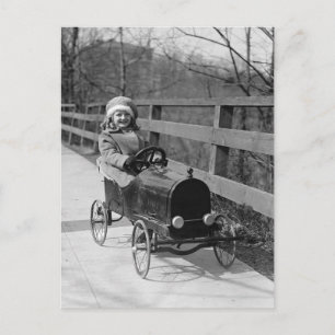 Kleines Mädchen fährt mit einem Tretwagen, 1922 Postkarte