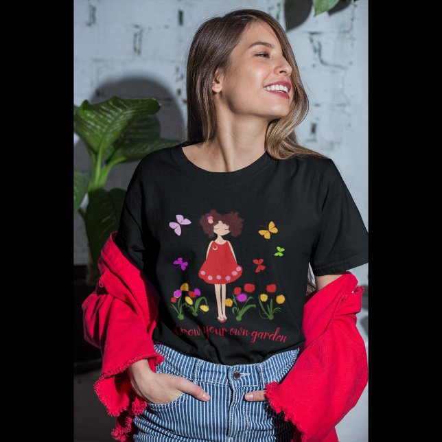 Kleines Mädchen im Garten T-Shirt (Von Creator hochgeladen)