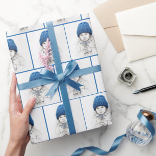 Kleines Mädchen in blauer Mütze mit Vergissmeinnic Geschenkpapier