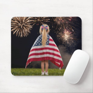 Kleines Mädchen in eine amerikanische Flagge gewic Mousepad