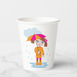 Kleines Mädchen in orangem Regenmantel mit rosa Re Pappbecher