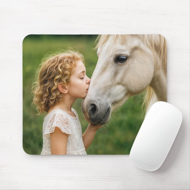 Kleines Mädchen küsst sein Pferd Mousepad (Mit Mouse)