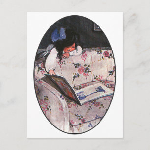 Kleines Mädchen liest auf dem Sofa Postkarte