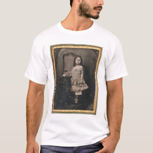 Kleines Mädchen mit einem Korb der Blumen (40319) T-Shirt
