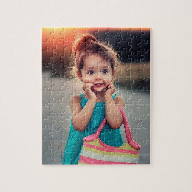 Kleines Mädchen mit gestreifter Handtasche Puzzle (Vertikal)