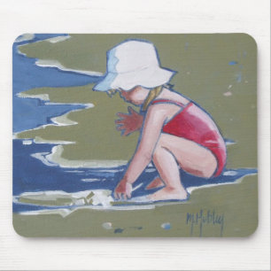 Kleines Mädchen mit Hut am Strand mit Wellen Mousepad