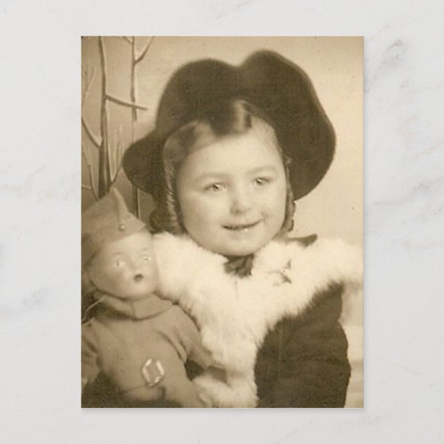 kleines Mädchen mit Puppe Postkarte (Vorderseite)