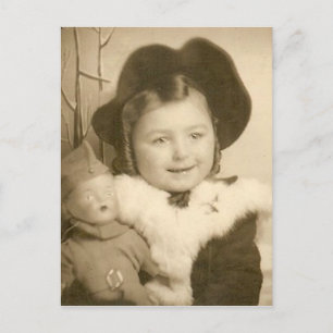 kleines Mädchen mit Puppenkarte Postkarte