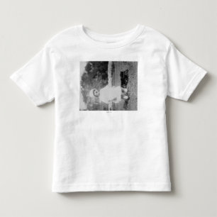 Kleines Mädchen mit Toy Wagon Foto Kleinkind T-shirt