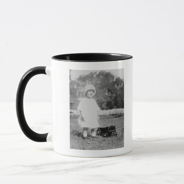 Kleines Mädchen mit Toy Wagon Tasse (Links)