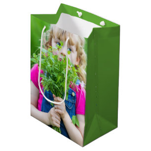 Kleines Mädchen mit Unkraut zum Geburtstag Mittlere Geschenktüte