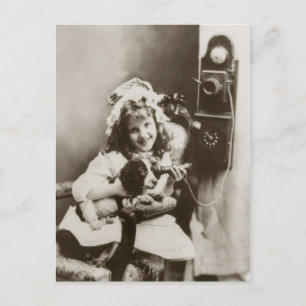 Kleines Mädchen und Welpe spielen mit Telefon Postkarte