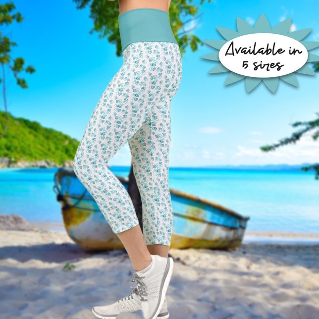 Kleines, miteinander verbundene Aquamarine Herzmus Capri Leggings (The green combination linked heart pattern on these leggings is set on a white background . )