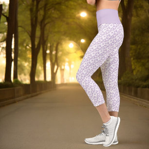 Kleines, miteinander verbundene Lila Herzmuster ü Capri Leggings