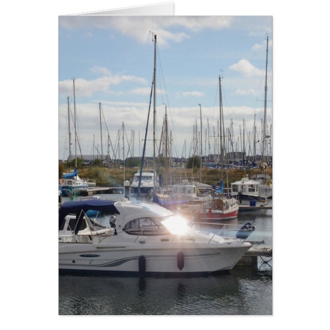 Kleines Motorboot, das die Sonne fängt (Vorne)