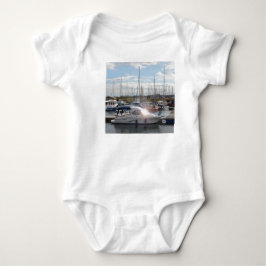 Kleines Motorboot, das die Sonne fängt Baby Strampler
