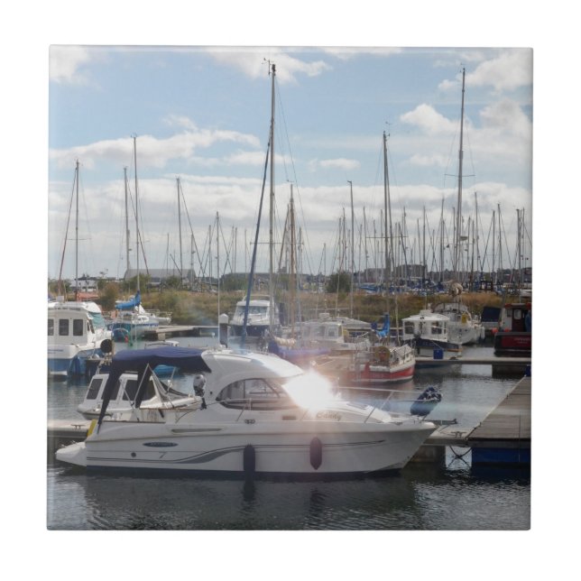 Kleines Motorboot, das die Sonne fängt Fliese (Vorderseite)
