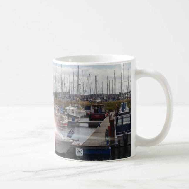 Kleines Motorboot, das die Sonne fängt Kaffeetasse (Rechts)
