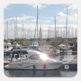 Kleines Motorboot, das die Sonne fängt Quadratischer Aufkleber