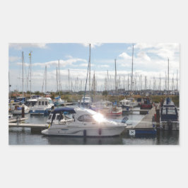 Kleines Motorboot, das die Sonne fängt Rechteckiger Aufkleber