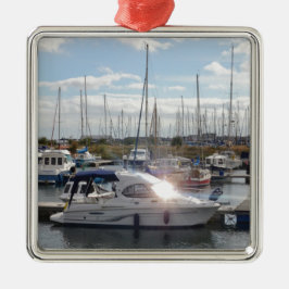 Kleines Motorboot, das die Sonne fängt Silbernes Ornament