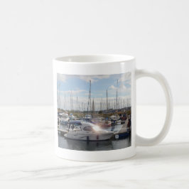 Kleines Motorboot, das die Sonne fängt Tasse