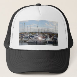 Kleines Motorboot, das die Sonne fängt Truckerkappe