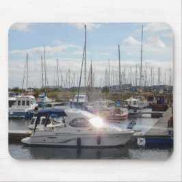 Kleines Motorboot, das The Sun fängt Mousepad