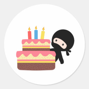 Kleines Ninja hinter Geburtstags-Kuchen Runder Aufkleber