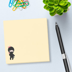 Kleines Ninja Mädchen auf Gelb Post-it Klebezettel