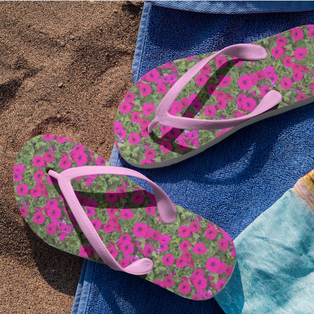 Kleines rosa Petunias florales Muster Flip Flops (In Situ)