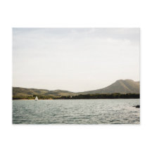 Kleines Schiff, das nachmittags auf einem See sege