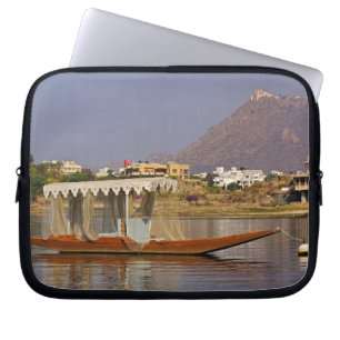 Kleines Schiff, Pichola-See, Udaipur, Indien. Laptopschutzhülle