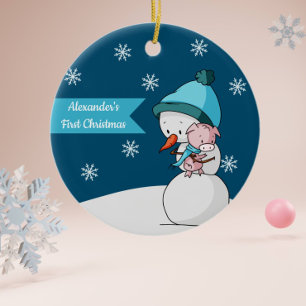 Kleines Schwein und Schneemann umarmen sich zum er Keramik Ornament