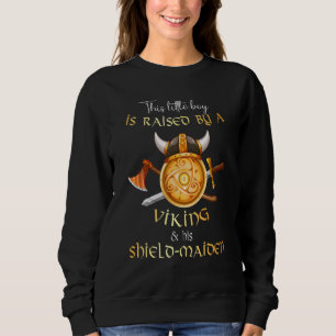 Kleines Viking, das von einem Wikinger und seinem Sweatshirt