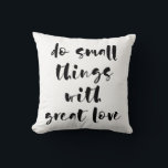 Kleinigkeiten mit tollem Kissen für Liebe machen<br><div class="desc">Machen Sie kleine Dinge mit großer Liebe: ein inspirierendes Zitat zum Leben.</div>