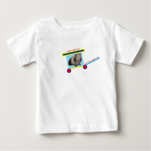 Kleinkind, das T-Shirt lernt