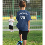 Kleinkind Teen Boy Girl Name Jersey Nummer Sport T-Shirt<br><div class="desc">Erstellen Sie Ihr eigenes individuelles, personalisiertes, cooles, einzigartiges, modernes, stilvolles Weißtypografie / Schriftart / Drehbuch, mit Monogramm Spielername Jersey Nummer klassisch marineblau, vorschrumpfend 100% ComfortSoft® weiche Baumwolle T - Shirt T-Shirt. Geben Sie einfach Ihren Namen / Kids Name / Player Name und Spieler Jersey Nummer, um Ihre persönlichen Wünsche zu...</div>