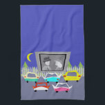 Kleinstadt-Autokino-Film-Geschirrtuch Handtuch<br><div class="desc">Führen Sie das Popcorn! Dieses Kleinstadt-Autokino-Film-Geschirrtuch transportiert Sie zu einer einfacheren Zeit, als Gas billig war, Rock-and-Roll war jung, und die Filmstars von Hollywoods goldenem Zeitalter glänzten hellerer als der nächtliche Himmel. Die Ausrüstungsbeschreibungen die hintere Ansicht von fünf, praktisch unzerstörbare, Retro Autos in den Farben von Rotem, von rosa, Türkis,...</div>