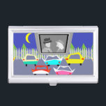 Kleinstadt-Autokino-Film-Visitenkarte-Halter Visitenkarten Dose<br><div class="desc">Führen Sie das Popcorn! Dieser Kleinstadt-Autokino-Film-Visitenkarte-Halter transportiert Sie zu einer einfacheren Zeit, als Gas billig war, Rock-and-Roll war jung, und die Filmstars von Hollywoods goldenem Zeitalter glänzten hellerer als der nächtliche Himmel. Die Ausrüstungsbeschreibungen die hintere Ansicht von fünf, praktisch unzerstörbare, Retro Autos in den Farben von Rotem, von rosa, Türkis,...</div>