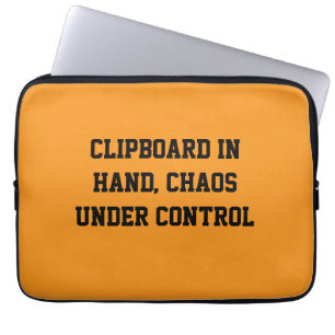 Klemmbrett in der Hand, Chaos unter Kontrolle Laptopschutzhülle