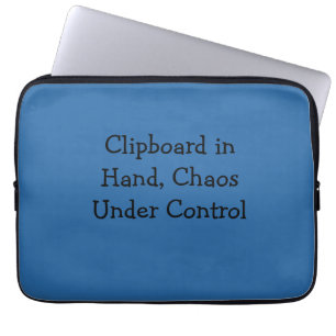 Klemmbrett in der Hand, Chaos unter Kontrolle Laptopschutzhülle
