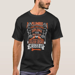 Klempner mit einem Diplomstudium T-Shirt