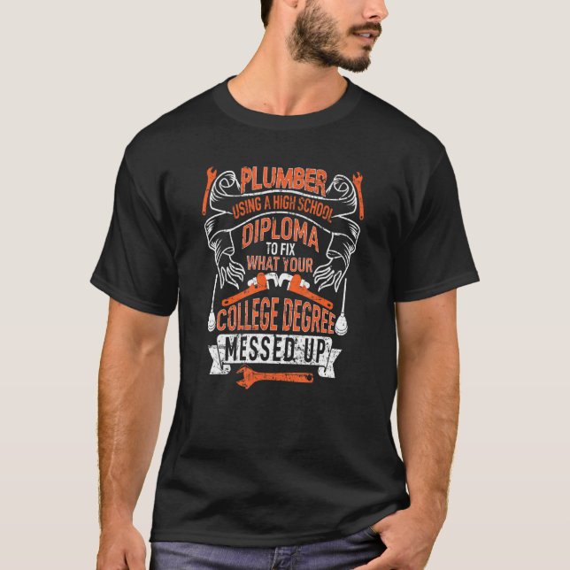 Klempner mit einem Diplomstudium T-Shirt (Vorderseite)