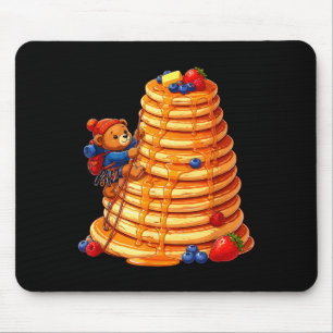 Kletterbär auf riesigem Pfannkuchenstapel-Frühstüc Mousepad